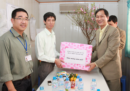 Lãnh đạo HANDICO tặng quà cho đơn vị thi công tại công trường nhân dịp Tết nguyên đán Canh Dần 2010